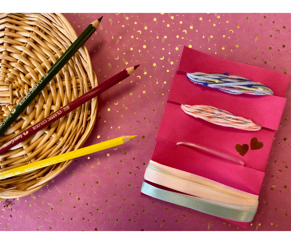 Wol, satijnen lint, nylondraad en potloden