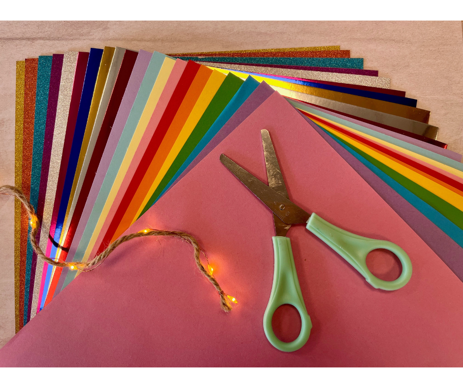 Schaar op een stapel vellen papier