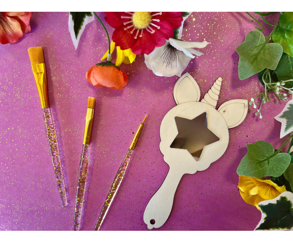 Houten spiegel omringt door kwasen