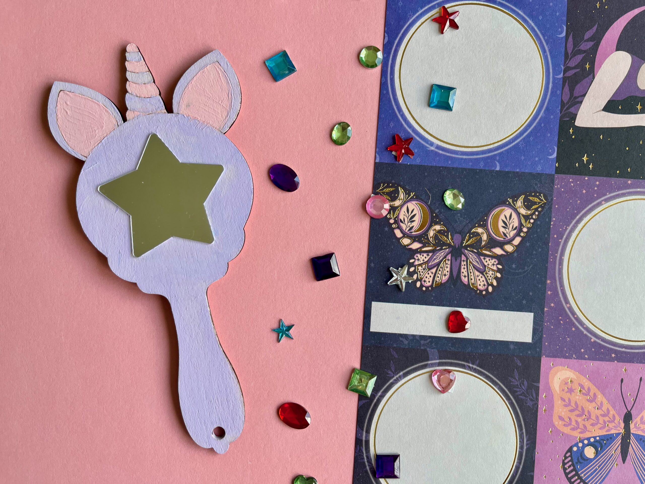 Spiegeltje omringt door glitters